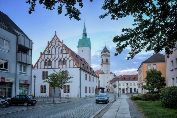 Blick durch die Straße auf den Dom und das Rathaus Fürstenwalde