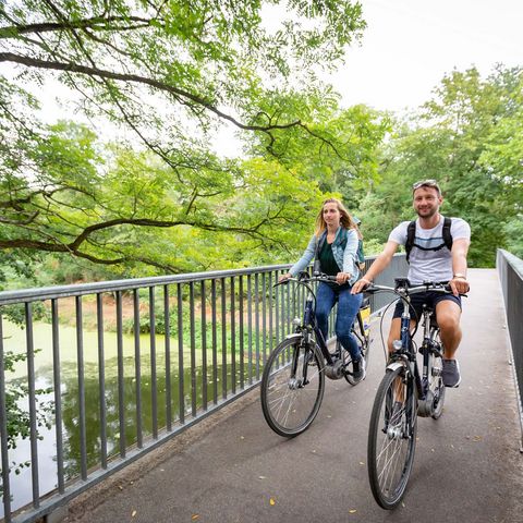 Radfahrendes Pärchen auf einer Brücke über der Spree in Fürstenwalde