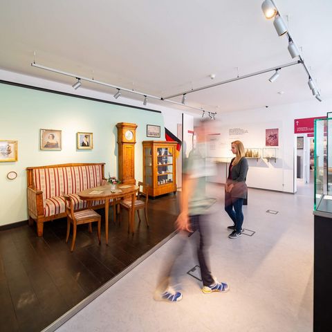 Besucher besichtigen Exponate im Museum Fürstenwalde 